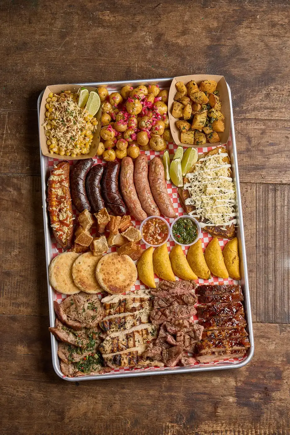 Bandeja de picada a la parrilla vista cenital