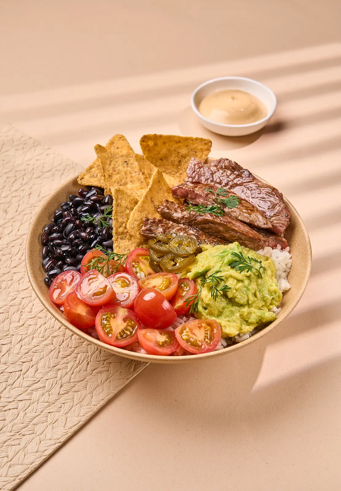 Bowl mexicano con carne y guacamole, estilismo de alimentos