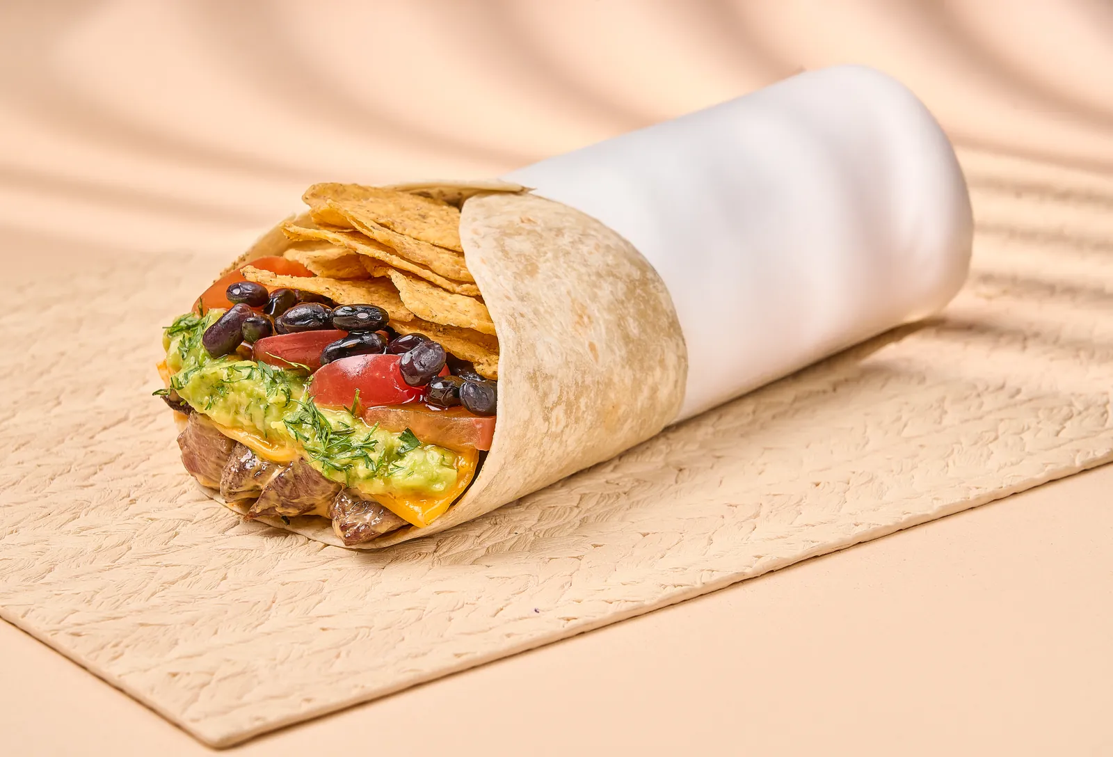 Burrito wrap abierto con relleno, fotografía de alimentos