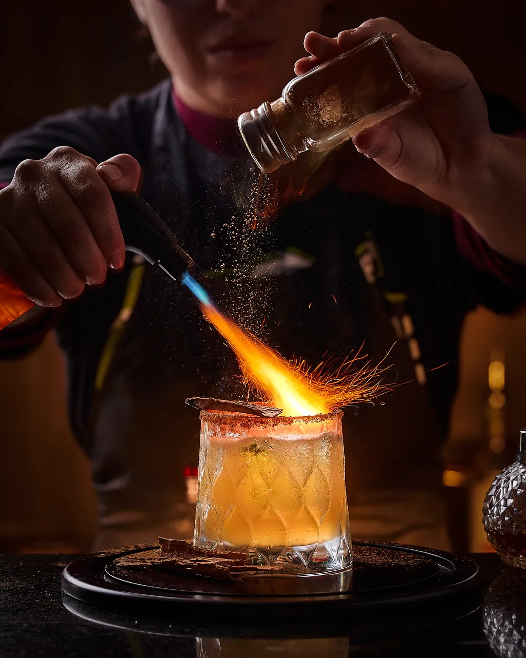 Cóctel flameado de Sama Gastrobar fotografiado en Bogotá