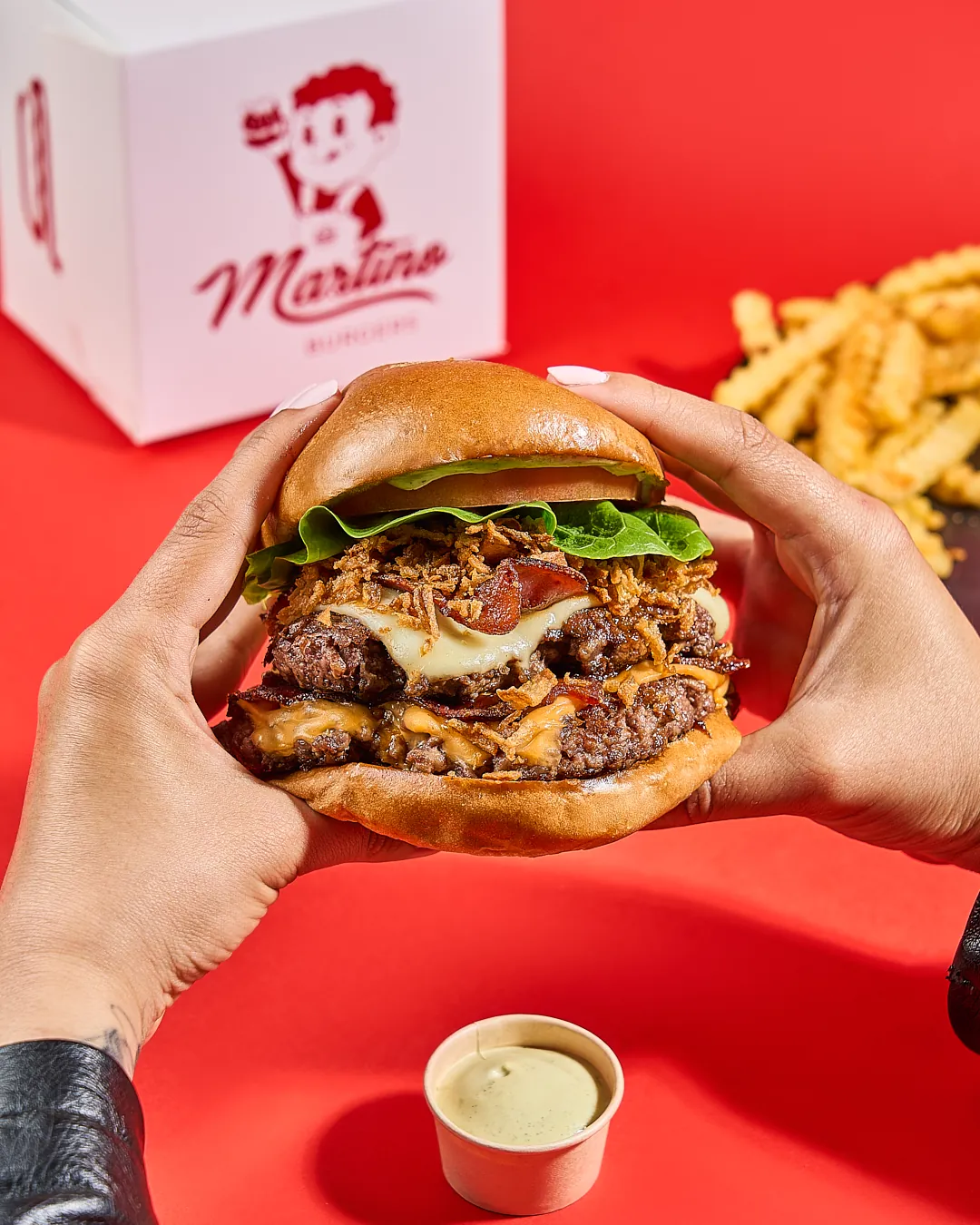 Hamburguesa Martino con papas, foto publicitaria de alimentos