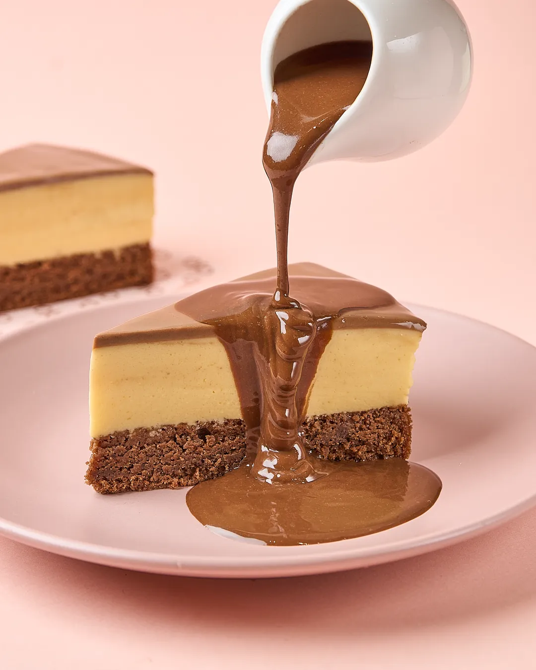 Postre con salsa de chocolate cayendo, food styling en Bogotá