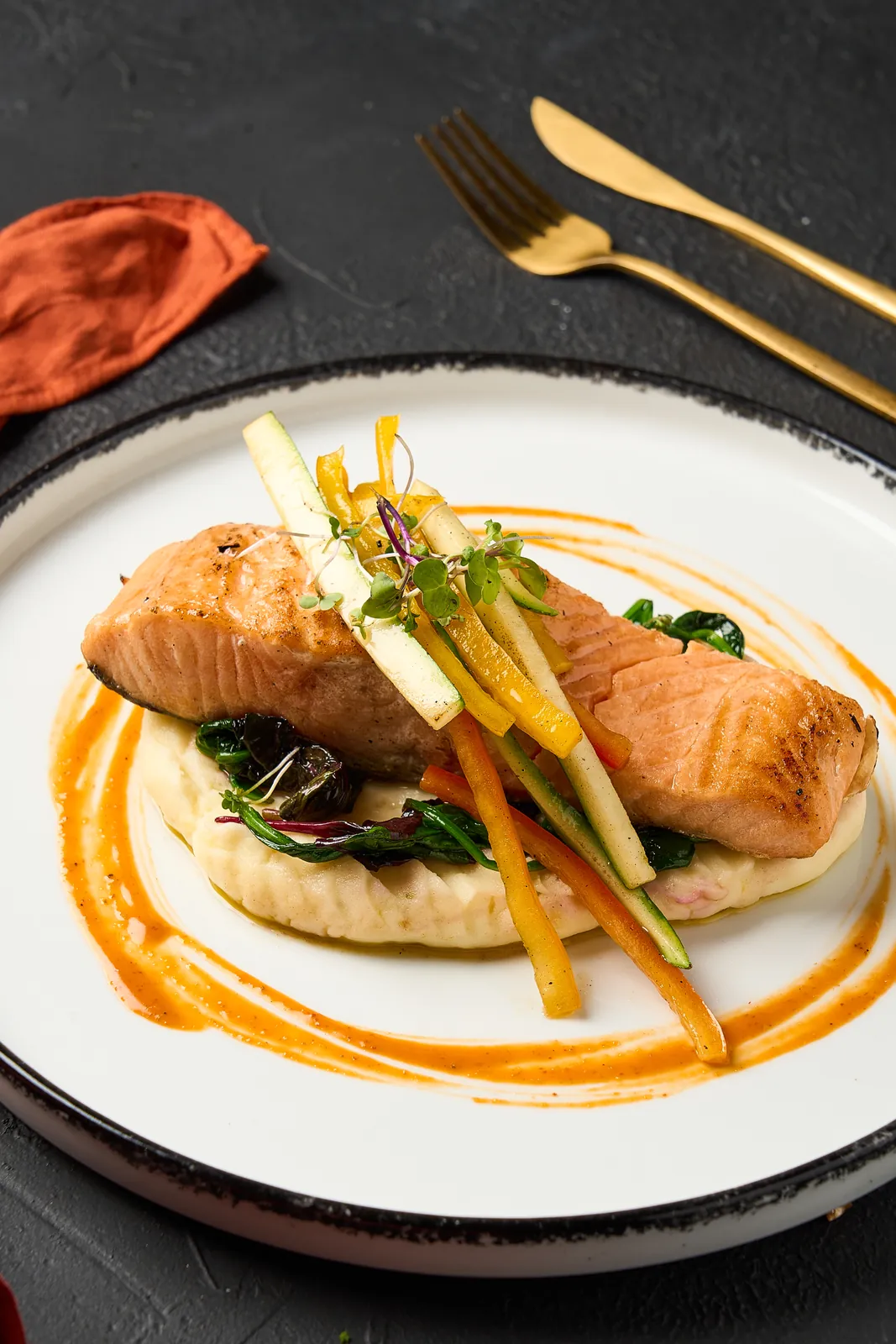 Salmón emplatado con vegetales, fotografía gastronómica