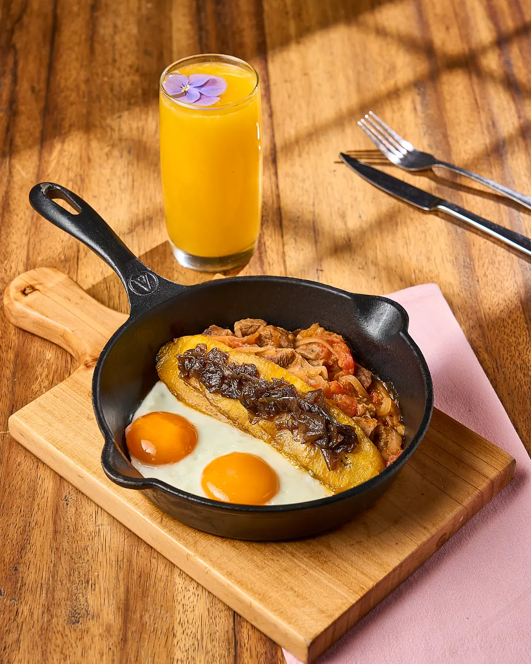 Desayuno en sartén con huevos y jugo, fotografía de alimentos