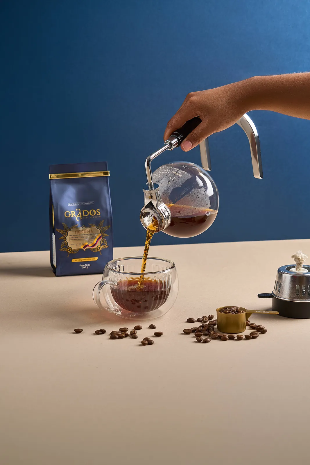 Foto ambientada de café Grados sirviéndose en taza